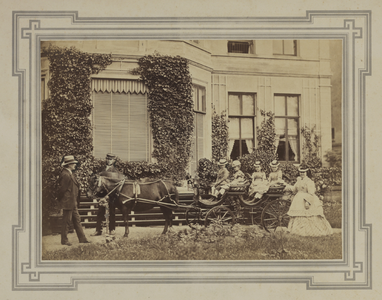 28442 Groepsportret van v.l.n.r. mr. A. A. H. Besier, het paard Musca, koetsier C. de Winter, H. J. Besier, J. H. ...